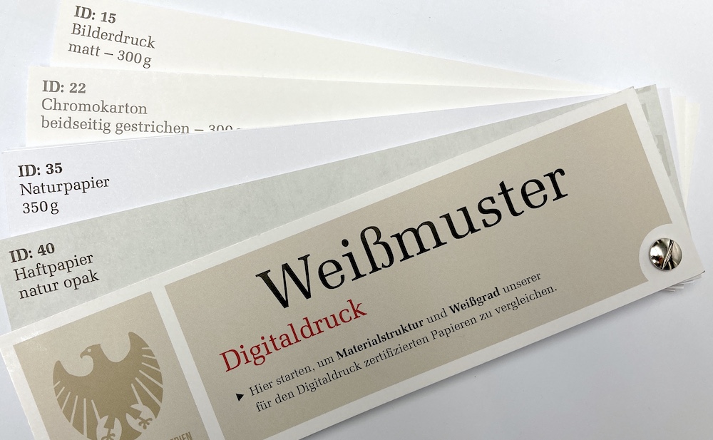 Muster- und Papierfächer mit zertifizierten Papieren für den Digitaldruck